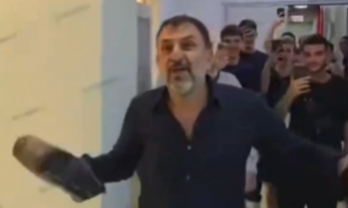 HIT! Prezes Dinama Tirana WCHODZI DO SZATNI z... WORKIEM PIENIĘDZY i... xD [VIDEO]